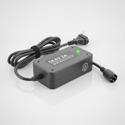 Chargeur de batterie de vélo électrique 54,6V 2A avec une puissance de sortie maximale de 84W et une protection contre la surcharge pour vélos électriques et motos