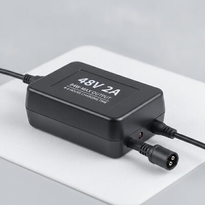 Chargeur de batterie de vélo électrique 48V 2A avec un temps de charge de 4 à 6 heures et une puissance maximale de sortie de 84W pour les vélos électriques