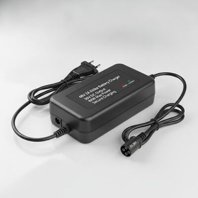 Chargeur de batterie de vélo électrique 48V 2A avec sortie DC 36V et puissance maximale de 84W pour une charge sécurisée